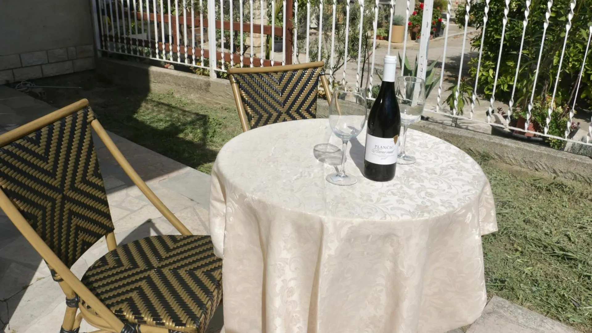 Beachfront Apartment Drazen, With Garden And Parking Split