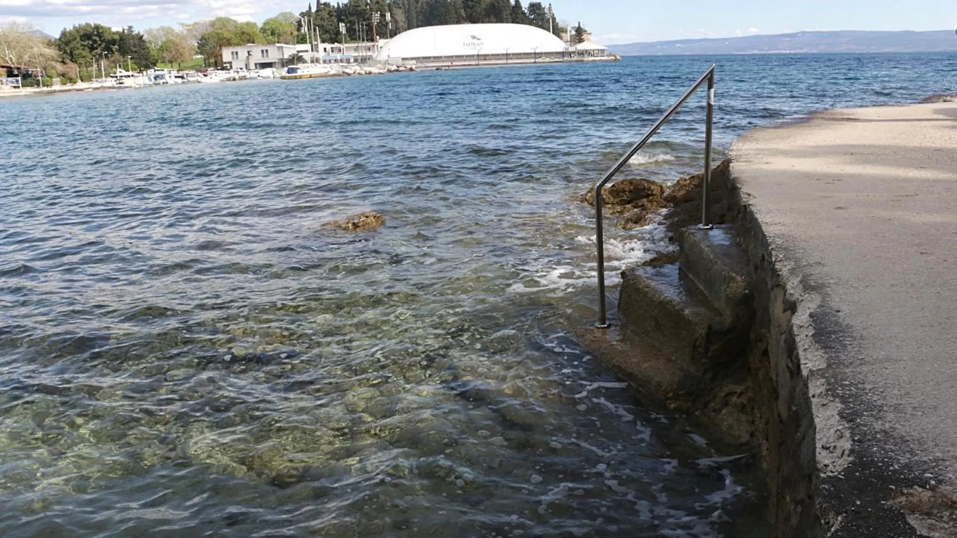 Beachfront Apartment Drazen, With Garden And Parking Split Croacia