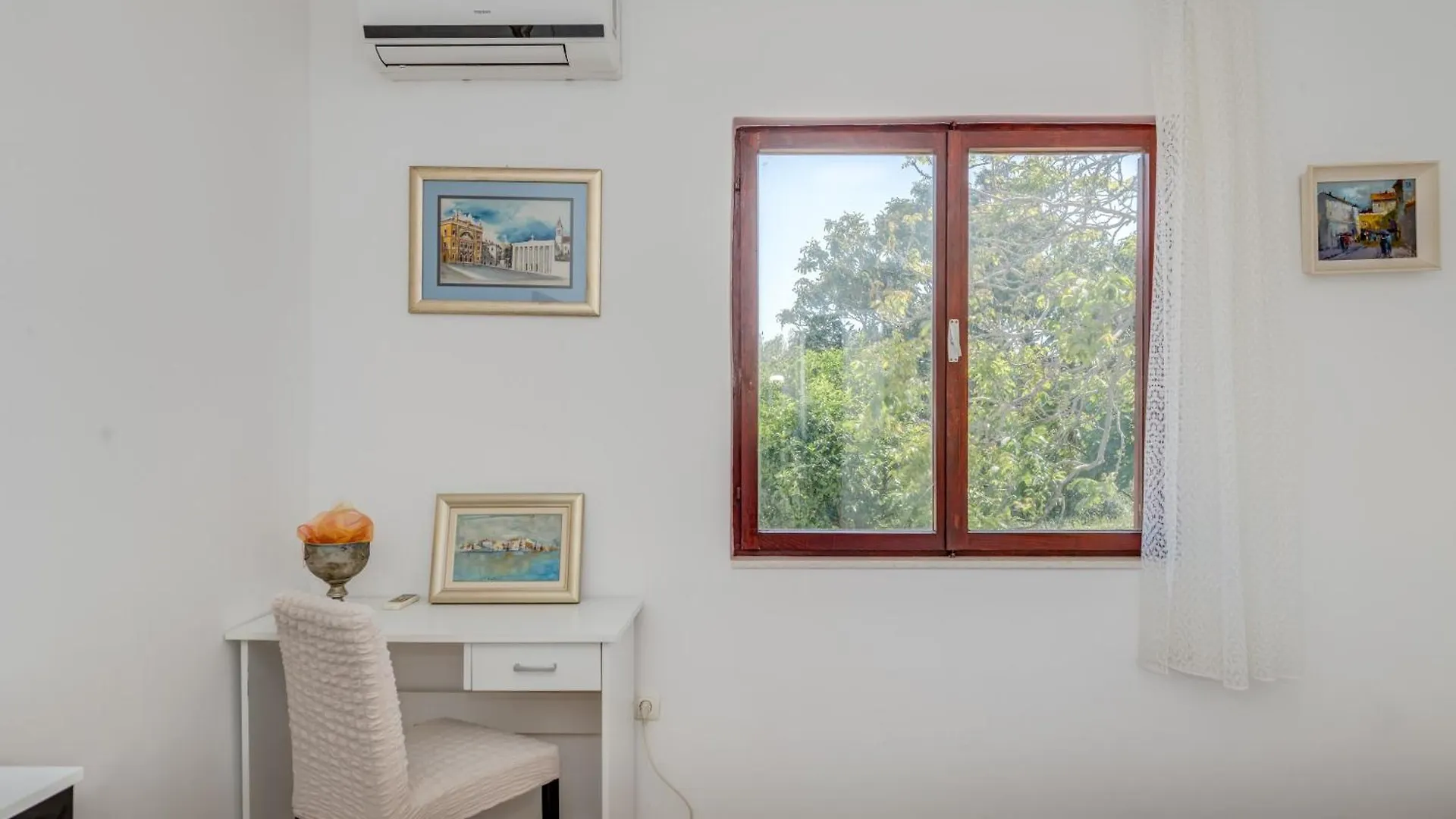 Beachfront Apartment Drazen, With Garden And Parking Split Croacia