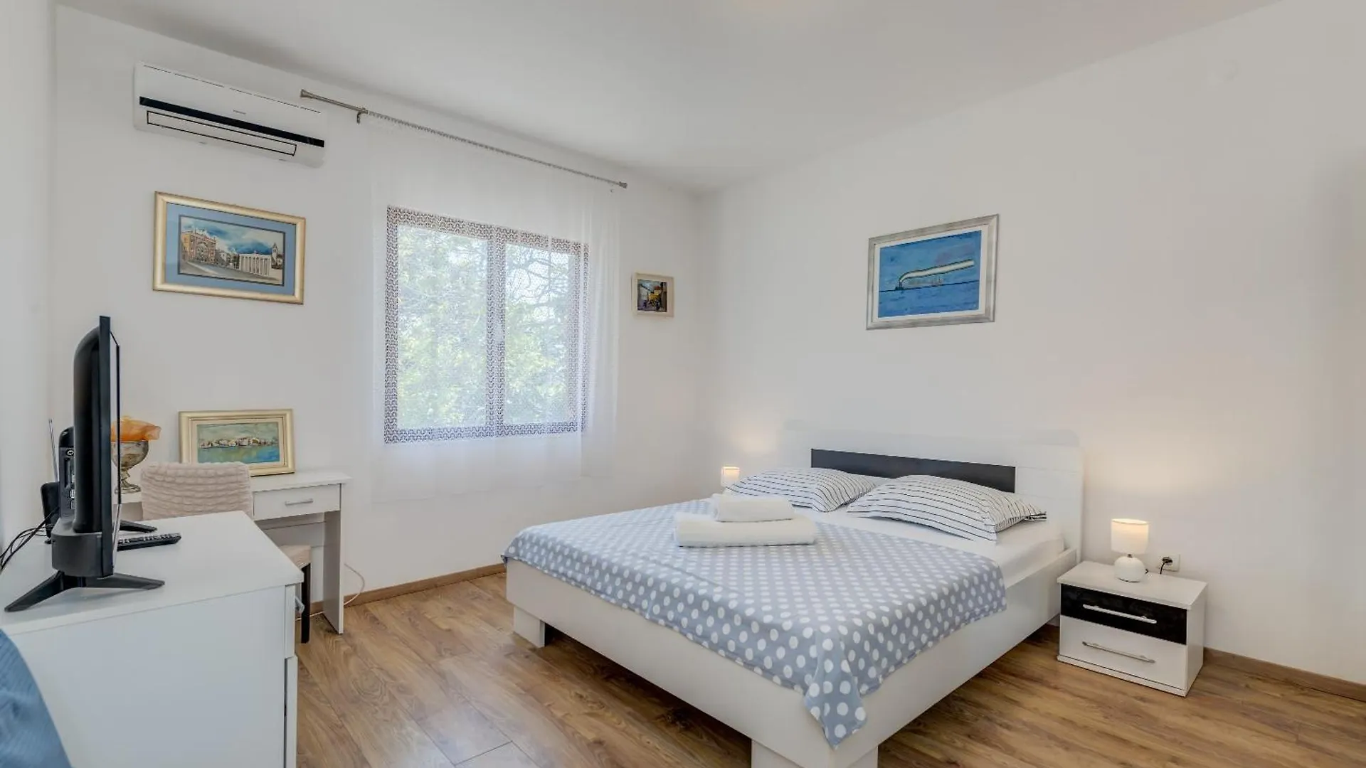 Beachfront Apartment Drazen, With Garden And Parking Split