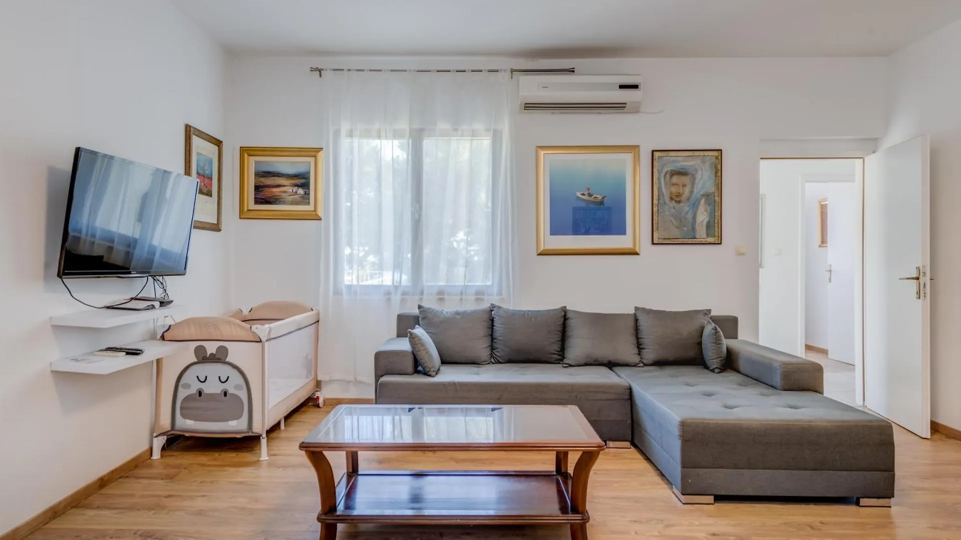 Beachfront Apartment Drazen, With Garden And Parking Split